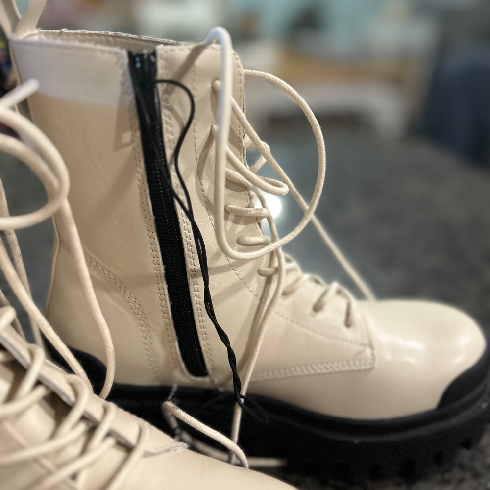 NEW White combat boot size 6 NEW
